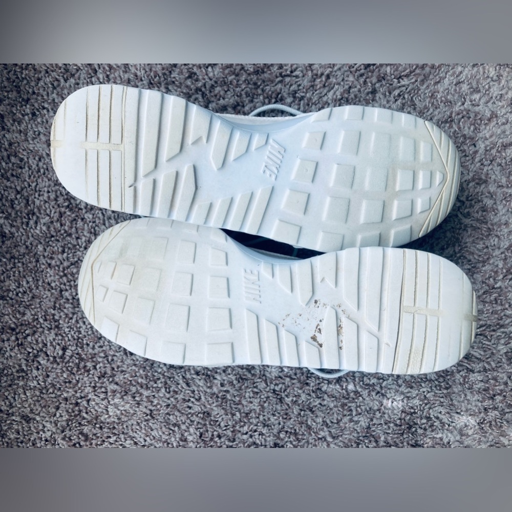 Women's Cream/White Nike Sneaker Size 6 - Picture 6 of 7